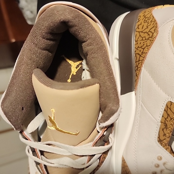 Nike Air Jordan 3s - Picture 3 of 6